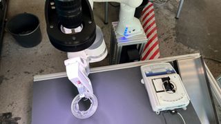 Ziel des Projekts war es, die Qualitätskontrolle eines per Spritzgießmaschine hergestellten Kunststoffbauteils für die Automobilindustrie mithilfe eines KI-Algorithmus zu vereinfachen. Die Trefferquote soll bei rund 91 Prozent liegen. (Bild: Cologne Cobots Lab / TH Köln)