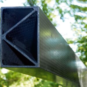 Ein Träger aus beidseitig mit Kohlefasern verstärktem Granit (Mineral Carbon Composite, MCC) ist tragfähig wie Stahl, leicht wie Aluminium und extrem haltbar. 