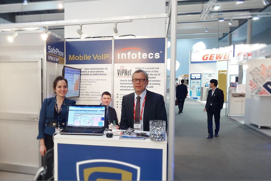 6_MWC_2014-Joerg_Wiedecke_von_Infotecs-rechts-mit_Partnern_am_Messestand ()