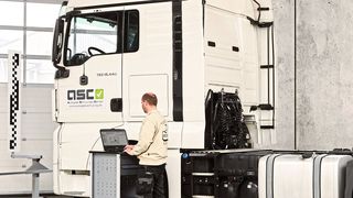 Kameras und Radar-/Lidarsensoren finden auch bei Nutzfahrzeugen immer größere Verbreitung. Viele dieser „magischen Augen“ muss die Werkstatt statisch kalibrieren. Dafür benötigt sie Spezialwerkzeug. (Bild: Wabco-Würth)