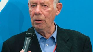 Dieter Nieber gewinnt den Ehrenkalligraphen des ZDK für sein Lebenswerk. (Pro Motor)