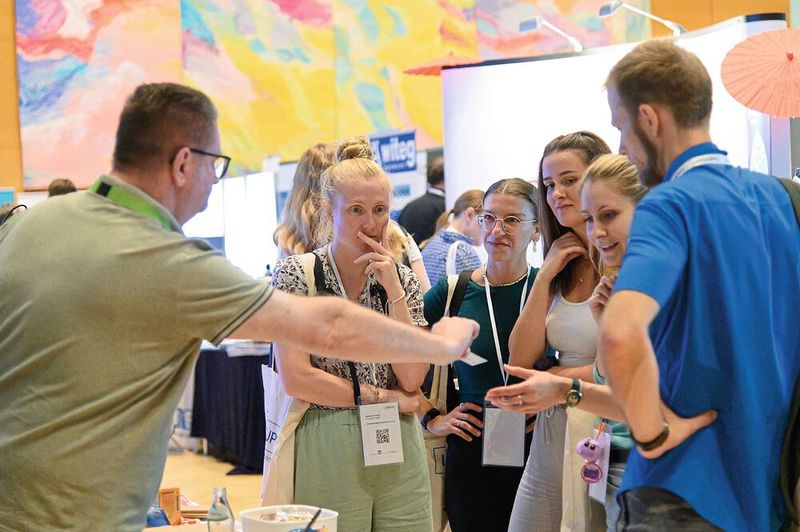 Wer weiterführende Informationen wollte, bekam diese im persönlichen Gespräch mit den Ausstellern. Der Austausch von Visitenkarten sichert dann den direkten Draht zu den Experten.  (Bild: Stefan Stark)