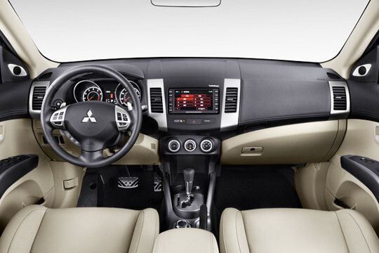 Aufgewertet: Im Innenraum kommen hochwertigere Materialien, eine Zwei-Zonen-Klimaautomatik und eine dritte Sitzreihe zum Einsatz. (Foto: Mitsubishi)