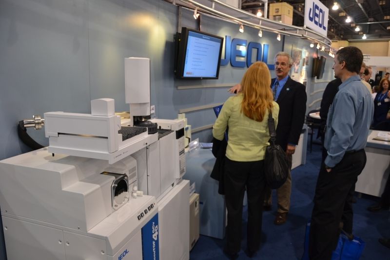 At Jeols booth an expert explains a new Mass Spectrometer 4G. The devices features a sensivity of SN > 100 at OFN 1 pg/uL. The device acquires up to 50 averaged spectra per second with mass resolving power of 8000 FWHM. (Bild: LABORPRAXIS)
