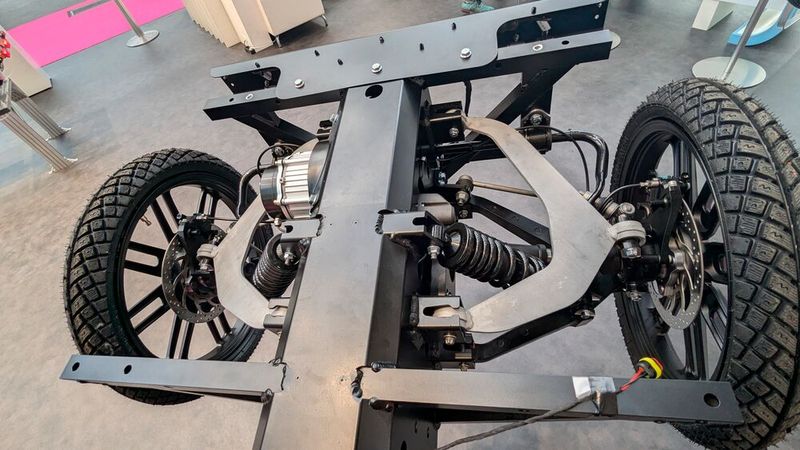 Welche Fahrradwerkstatt will bei solche einem Fahrzeug einen neuen Reifen aufziehen oder die Buchse eines Querlenkers aus- und einpressen? (Bild: Dominsky – VCG)