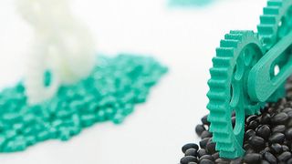 Funktionsbauteile lassen sich additiv aus Originalmaterial fertigen. Für die optimale Bauteilqualität muss das Granulat staubfrei sein. (Arburg)