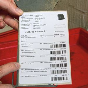 Papierlos: Über Barcodes auf den Blechteilen rufen die Fachkräfte sämtliche Informationen zu den Fertigungsprozessen und der innerbetrieblichen Logistik vom System ab. (Bild:  SMM / Konrad Mücke)