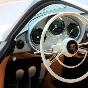 Typisch Restomod: Auch der Innenraum versucht klassische Optik und Neuwagenästhetik in Einklang zu bringen.(Bild:  Ed Curtis/Boxengasse)
