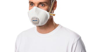 In einem patentierten Verfahren wird das Ausatemventil versenkt und nicht mehr aufgesetzt, die Maske ist dadurch flacher gestaltet. (Moldex)