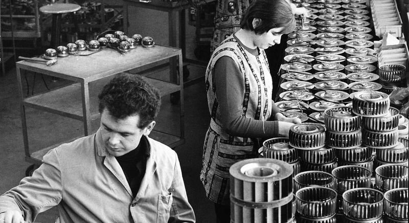 Mitarbeiter bei der Produktion von Radialventilatoren im Jahr 1968.(Bild:  EBM-Papst)