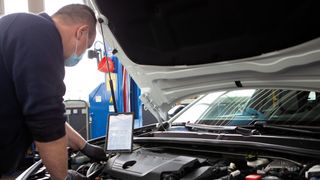 In den Werkstätten der Auto-Bebion-Gruppe gehört das Tablet zum alltäglichen Begleiter der Servicemitarbeiter. (Bild: Auto Bebion)