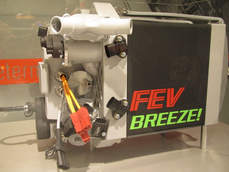Prototyp eines Brennstoffzellen-Range-Extender Moduls, das über ein von der FEV entwickeltes Steuermodul – bestehend aus einem Batterie-Management-System, einem Zellspannungsmessgerat und einem Batterie Modul – verfügt. (Bild: FEV)