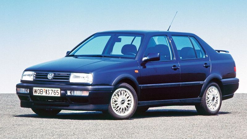 Im Januar 1992 erschien der VW Vento als Nachfolger des Jetta II. Er war technisch baugleich mit dem Golf III. Ihn gab es ebenso mit VR6-Motor, der 174 PS leistet. (Bild: Volkswagen AG)