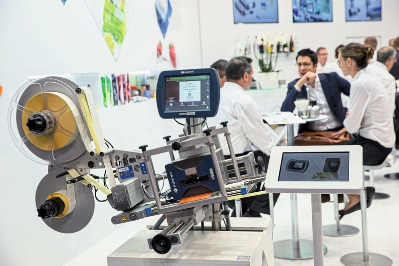 Fachpack-Ausstellungsschwerpunkt Kennzeichnungs- und Etikettiertechnik: Immer restriktivere Verordnungen zwingen Produzenten, flexiblere und effizientere Lösungen zu entwickeln. (Nürnberg Messe / Frank Boxler)