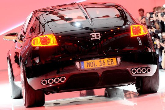 Für den gebührenden Sound der Luxus-Limousine sorgt die Auspuffanlage mit sage und schreibe acht Endrohren.  (Archiv: Vogel Business Media)