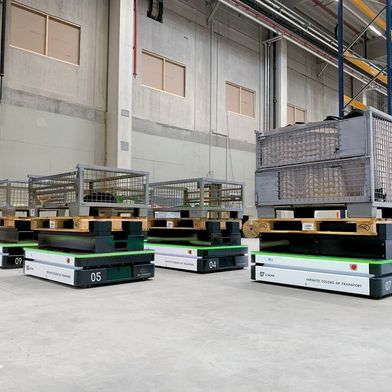 Die Automatisierungslösung verantwortet mit zehn Fahrzeugen die innerbetriebliche Logistik des neuen Ersatzteilelagers und sind mit einem Hubbalkenaufbau für Lastaufnahmen und -abgaben von Paletten ausgestattet. (Bild: Neura Mobile Robots GmbH)