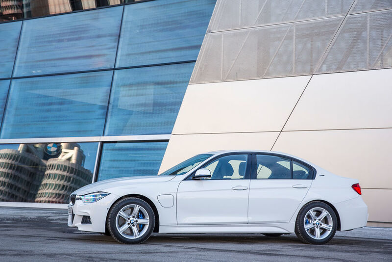Im BMW 330er (43.500 Euro) kombiniert BMW einen 135 kW/184 PS starken Benziner und einen in die Achtgang-Automatik integrierten Elektromotor (65 kW/88 PS). Rein elektrisch kommt der 330e laut BMW rund 40 Kilometer weit. (BMW)