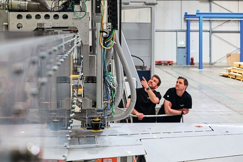 V-förmigen Rillen, die sogenannten Riblets, werden direkt in den Lack eingebracht. Sie reduzieren den Gesamtwiederstand um 50 Prozent, dies resultiert in einer enormen Treibstoffeinsparung.(Bild:  Trumpf)