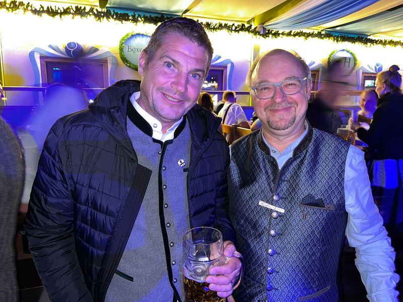 Christopher Schmid, NTT DATA, und Kristian Behrens, Arrow, (r.). (Bild: Vogel IT-Medien GmbH)