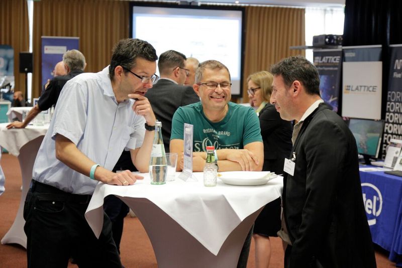 Die diesjährige FPGA Conference Europe hat etliche Rekorde gebrochen: die meisten Aussteller (34), die meisten Teilnehmer (400), davon über 130 aus dem Ausland, die weiteste Anreise (Singapur) und einiges mehr. Im Fokus standen nach wie vor spannende und hilfreiche Vorträge (über 100) von rund 70 Top-Referenten – und ausgiebige Möglichkeiten zum Networking. Damit hat sich Europas größte FPGA Fachkonferenz zur Top-Veranstaltung für programmierbare Logik und Adaptive Computing gemausert. (Bild: VCG)