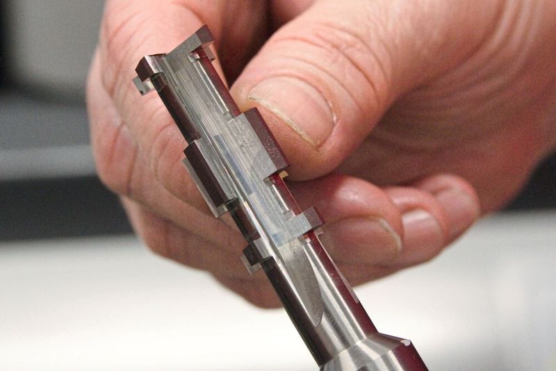 Spezialisten für Sonderwerkzeuge: Die Werkzeugschleifer bei Nikolaus entwickeln und schleifen spezielle Werkzeuggeometrien, die entscheidend dazu beitragen, dass Fertigungsbetriebe in der Metall-, Kunststoff- und Holzbearbeitung deutlich wirtschaftlicher fertigen.(Bild:  E. Zoller GmbH & Co. KG)