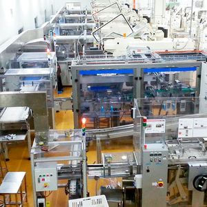 Die „Tray Line“, ein neues Hochgeschwindigkeits-Produktübergabesystem, das von Trident Pack für den multinationalen Lebensmittelkonzern Mondelez entwickelt und produziert wurde.  