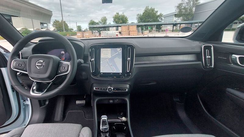 Der Innenraum des C40 ist schlicht und elegant gestaltet. Volvo verzichtet komplett auf Leder und setzt stattdessen auf nachhaltige Materialien. (Bild: Mauritz – VCG)