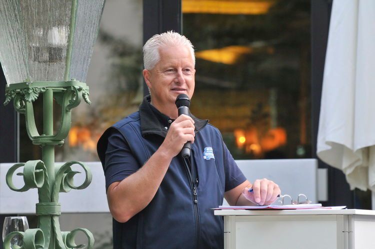 So läuft’s: Rallye-Organisator Pascal Kapp gibt vor dem Start die Regeln bekannt. (Zietz/»kfz-betrieb«)
