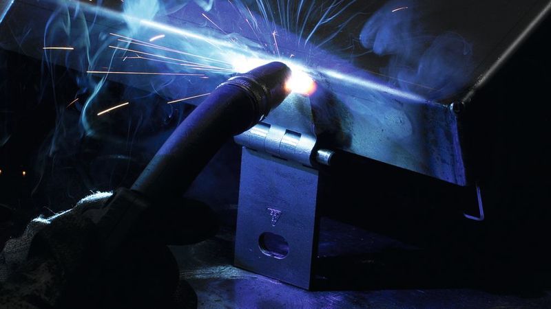 Wenn sich das Roboterschweißen aufgrund von Stückzahl oder Bauteilgeometrie nicht lohnt, werden die Teile per Hand geschweißt. (Cloos)