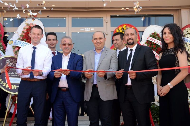 Tobias Daniel (li.), Vice President Sales & Marketing bei Comau Robotics, eröffnet mit den türkischen Kollegen das neue Headquarter. (Comau Robotics)