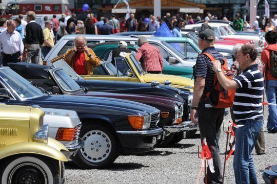 Der Messe-Parkplatz fungiert zugleich als ideale Ausstellungsfläche. (Archiv: Vogel Business Media)