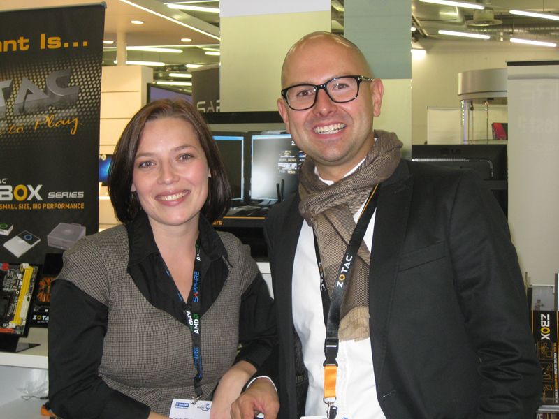 Standnachbarn: Claudia Wiesinger von Sapphire und Maciej Wieczorek von Zotac (Archiv: Vogel Business Media)