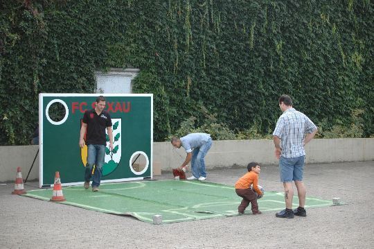 Sportliche Betätigung beim Torwandschießen (Archiv: Vogel Business Media)