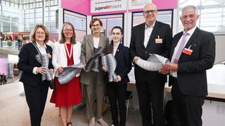 Die Vizepräsidentin der Bremischen Bürgerschaft Antje Grotheer (links), die Senatorin für Kinder und Bildung der Freien Hansestadt Bremen und Vertreterin der Kultusministerkonferenz Sascha Karolin Aulepp, die Bundesministerin für Bildung und Forschung Bettina Stark-Watzinger, Bundessiegerin im Fachgebiet Physik Anne Marie Bobes (16) aus Sachsen-Anhalt, der Bürgermeister und Präsident des Senats der Freien Hansestadt Bremen Andreas Bovenschulte sowie der Präsident der Unternehmensverbände im Lande Bremen e. V. Lutz Oelsner. (Bild: Stiftung Jugend forscht e. V. / Max Lautenschläger)