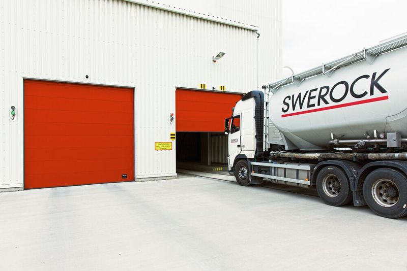 Das schnelllaufende Sektionaltor von Assa Abloy öffnet mit 1 m/s und beschleunigt somit die Abläufe. (Bild: Assa Abloy)