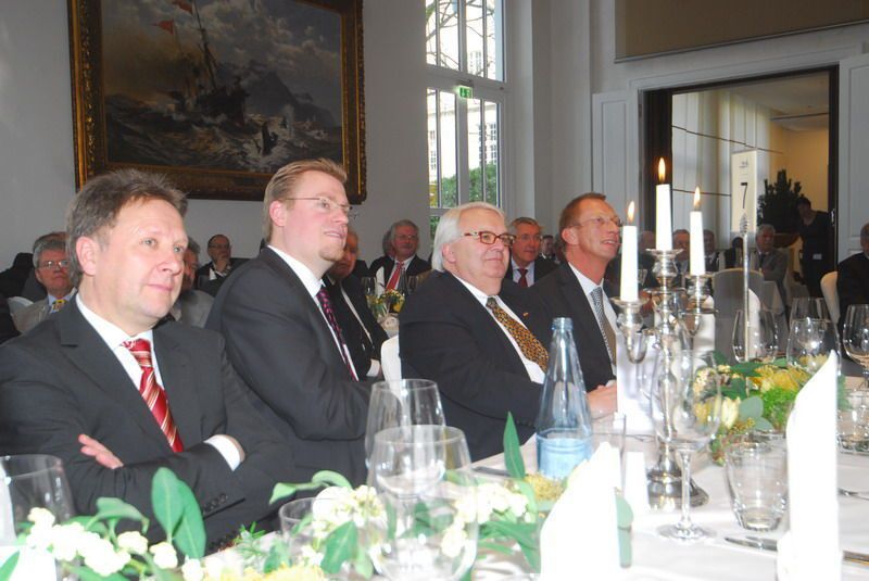 Johann Gesthuysen (Ford-Händlerverband), Carsten Beuß (LV-HGF Baden Württemberg), Peter Fleming sowie Holger Miehe (Nürnberger Versicherung) lauschten aufmerksam den Rednern. (Archiv: Vogel Business Media)