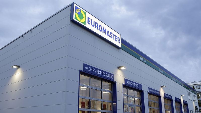 19 ausgewählte Metropol-Standorte aus dem Euromaster-Werkstattnetz sollen bis zum Jahresende zu Premium Centern umgestaltet werden. An der Signalisation wird sich aber nichts ändern. (Bild:  Euromaster)