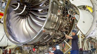 Der Leichtbau - vorzugsweise mit CFK-Komponenten - beherrscht immer noch die Luft- und Raumfahrtbranche. Damit die Anstrengungen Gewicht zu sparen, und damit Treibstoff und Ressourcen, noch bessere Ergebnisse liefern können, unterstützen die Experten, die das SKF Black Design beherrschen, diese mit alternativen Herangehensweisen für neue Bauteile. Hier erfahren Sie unter anderem, wie man etwa Lagereinheiten prozesssicher in Compositebauteile integrieren kann. (Rolls-Royce plc)