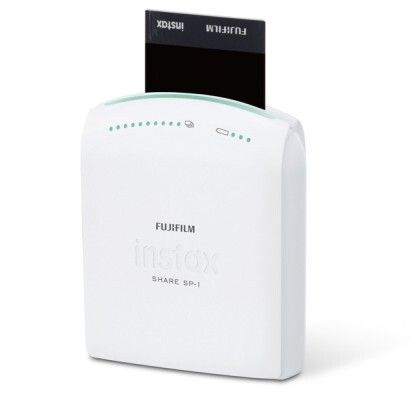 Red Dot Award 2015 - Smartphone-Drucker instax Share SP-1 von FUJIFILM: Mit dem Drucker instax Share SP-1 lassen sich via Wi-Fi Bilder von Smartphone oder Digitalkamera auf einen Sofortfilm drucken. Bei der Anwendung mit einem Smartphone bietet die dazugehörige App verschiedene Vorlagen, um beispielsweise Zeit, Ort, Wetter, Temperatur oder Seriennummern mitzudrucken. Der Drucker hat eine aufrechte Form, damit er in der Mitte einer Benutzergruppe platziert werden kann, um Fotos direkt zu teilen. LEDs im oberen Bereich zeigen den Status an. (Bild: Red Dot)