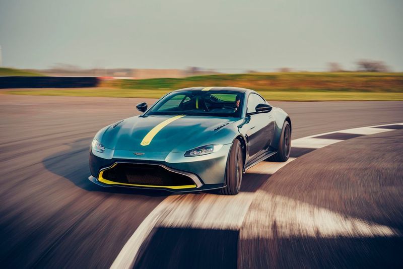 Aston Martin bietet den Vantage jetzt auch in einer geschärften AMR-Version an.
 (Aston Martin)