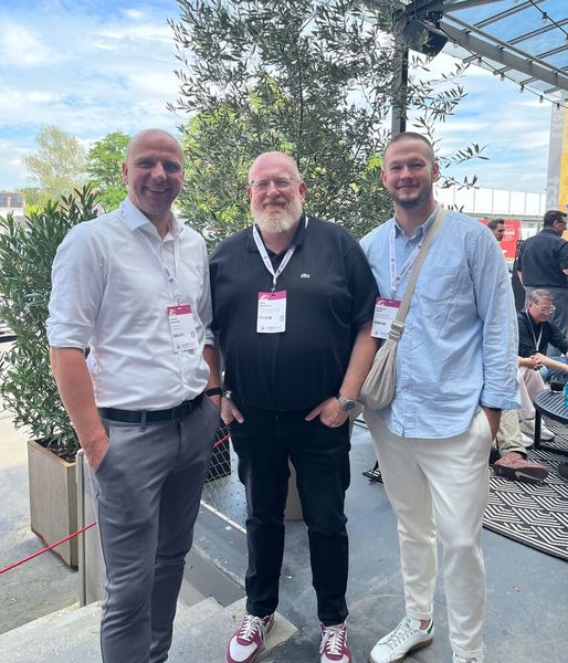 (v. l.) Henrik Stoverink (validdata) im Gespräch mit Jörn Beckmann und Frederic Klein (beide ComTeam) (Bild: Vogel IT-Medien GmbH)