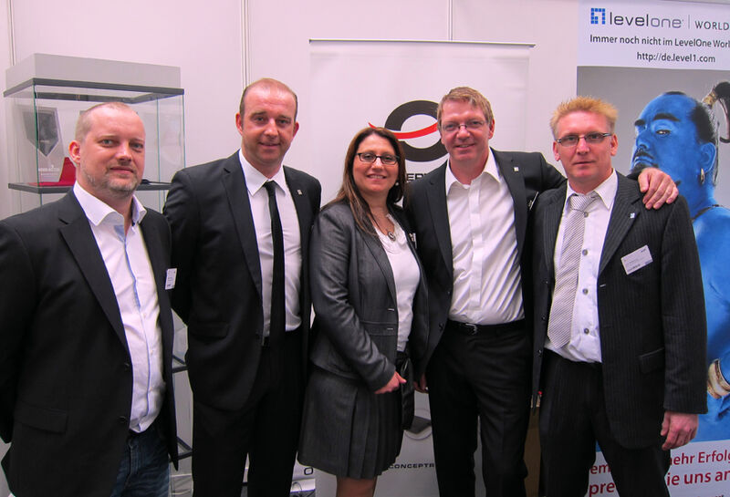 Oya Özen, ALSO, kümmert sich gerne um ihr DDC-Team (v. l.): Christian Sommer, Adrian Hanslik, Michael Oster und Jörn Kellerhaus				 (IT-BUSINESS)