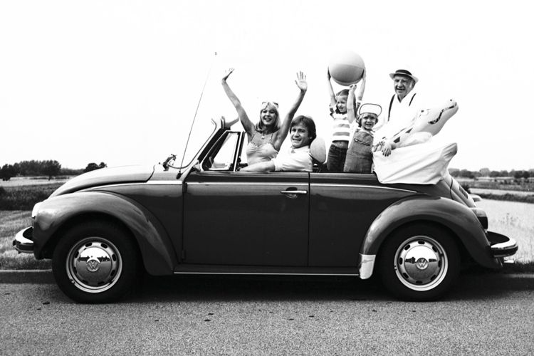 Mit Kind und Kegel: Auch als Familien-Gefährt stand der VW Käfer seinen Mann.  (Foto: VW)