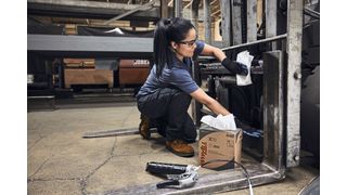 Aufgrund der weichen Textur und verbesserten Saugfähigkeit lassen sich laut Hersteller leichte Verunreinigungen auf industriellen Oberflächen mit den Wyp-All-L40-Reinigungstüchern wesentlich schneller beseitigen, als mit herkömmlichen Allzwecktüchern.  (Bild: Eli Meir Kaplan/Kimberly-Clark GmbH)