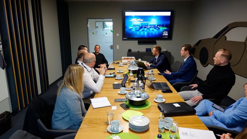 Als nächstes führte die Juryrundreise in den Süden Deutschlands, genauer gesagt nach Kempten, wo die Seitz-Gruppe ihren Hauptsitz hat. Geschäftsführer Martin Osterberger-Seitz und sein Team erläuterten der Jury des Automotive Business Awards ihre Vertriebsstrategie, zu der auch ein Online-Autohaus zählt. Die Seitz-Gruppe will den Kunden ein besonderes Erlebnis bieten und ihre Vertriebsprozesse möglichst smart gestalten.  (Bild: Rosenow – VCG)