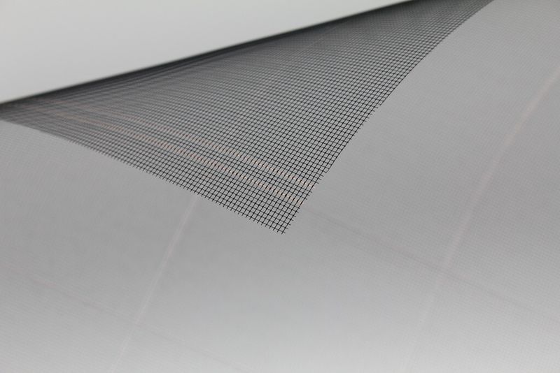 Der intelligente Stoff wird mit feinen Leiterbahnen durchzogen. (Bild: Fraunhofer IZM)