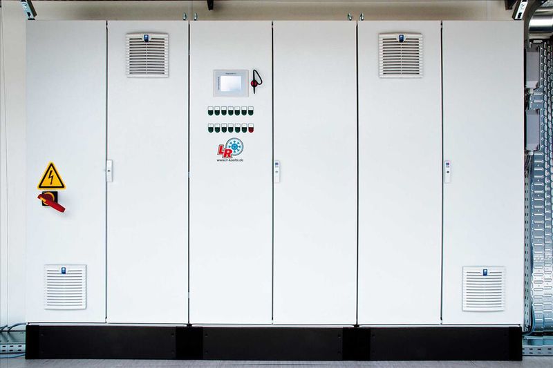 Den Schaltschrankbau zählt der Kälteanlagenhersteller traditionell zu seinen Kernkompetenzen. (Bild: L&R Kältetechnik)