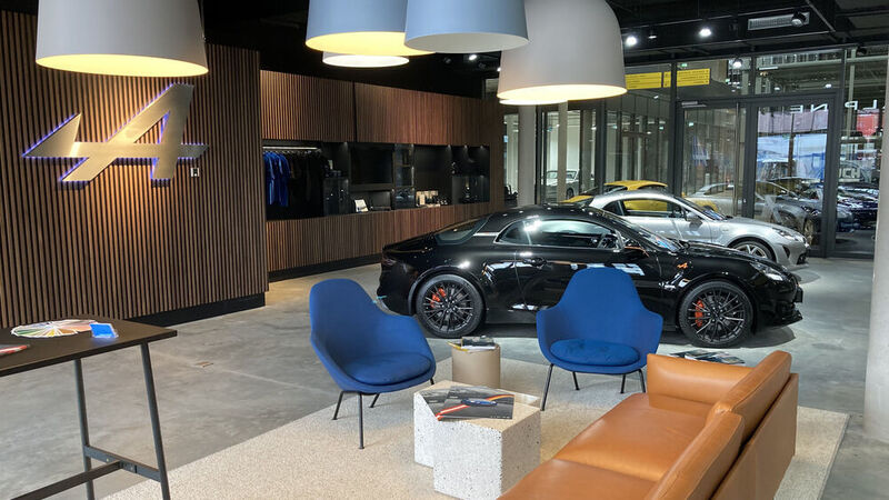 Die Markenvertretung ist im modernen Lounge-Stil eingerichtet. (Renault)