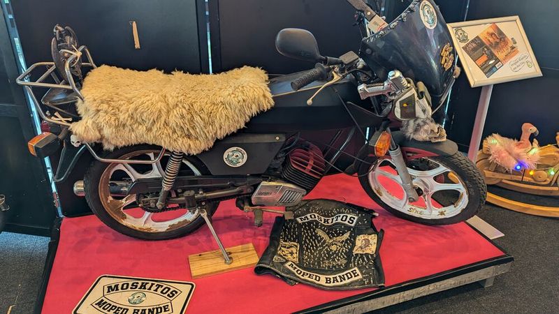 Ein Vorläufer aktueller Custom-Bikes-Trends? Heißer Feuerstuhl aus den 80ern samt dazugehöriger Kutte. (Bild: Dominsky – VCG)