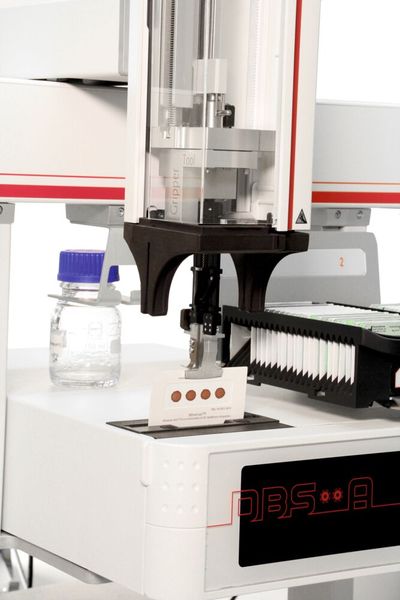 Abb. 4: Automatisierte Dried-Blood-Spot-Analyse: Der DBS-A-Automsampler entfernt eine DBS-Karte nach Extraktion (weiße Bereiche) der vier Blood-Spots.  (Bild: Gerstel)